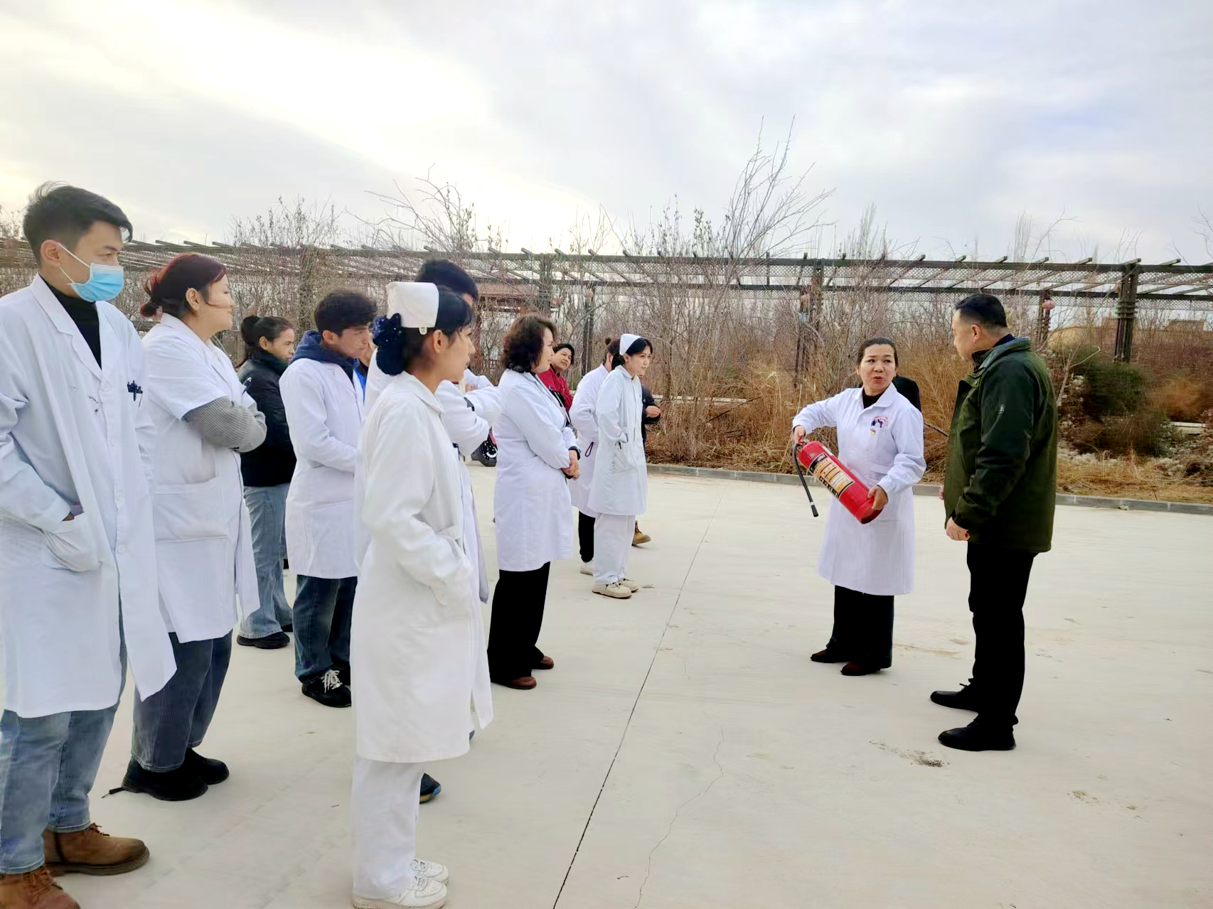 烏魯木齊分中心為鄯善縣維吾爾醫(yī)醫(yī)院開展冬春季火災(zāi)防控培訓(xùn)及演練