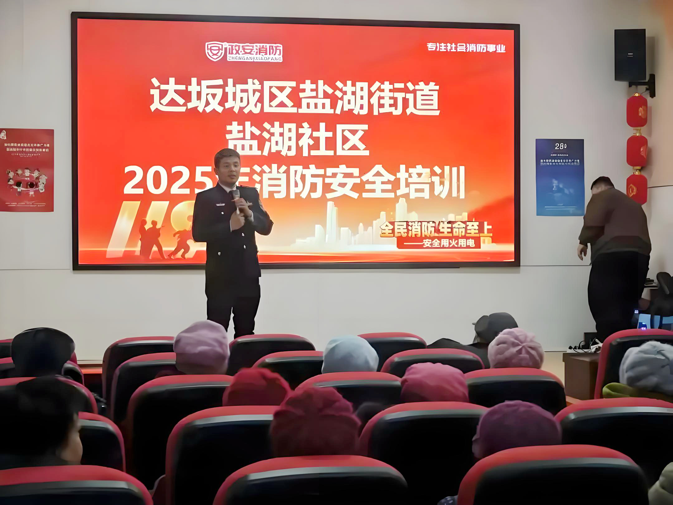 銀社聯(lián)動(dòng)暖民心 老舊小區(qū)筑平安